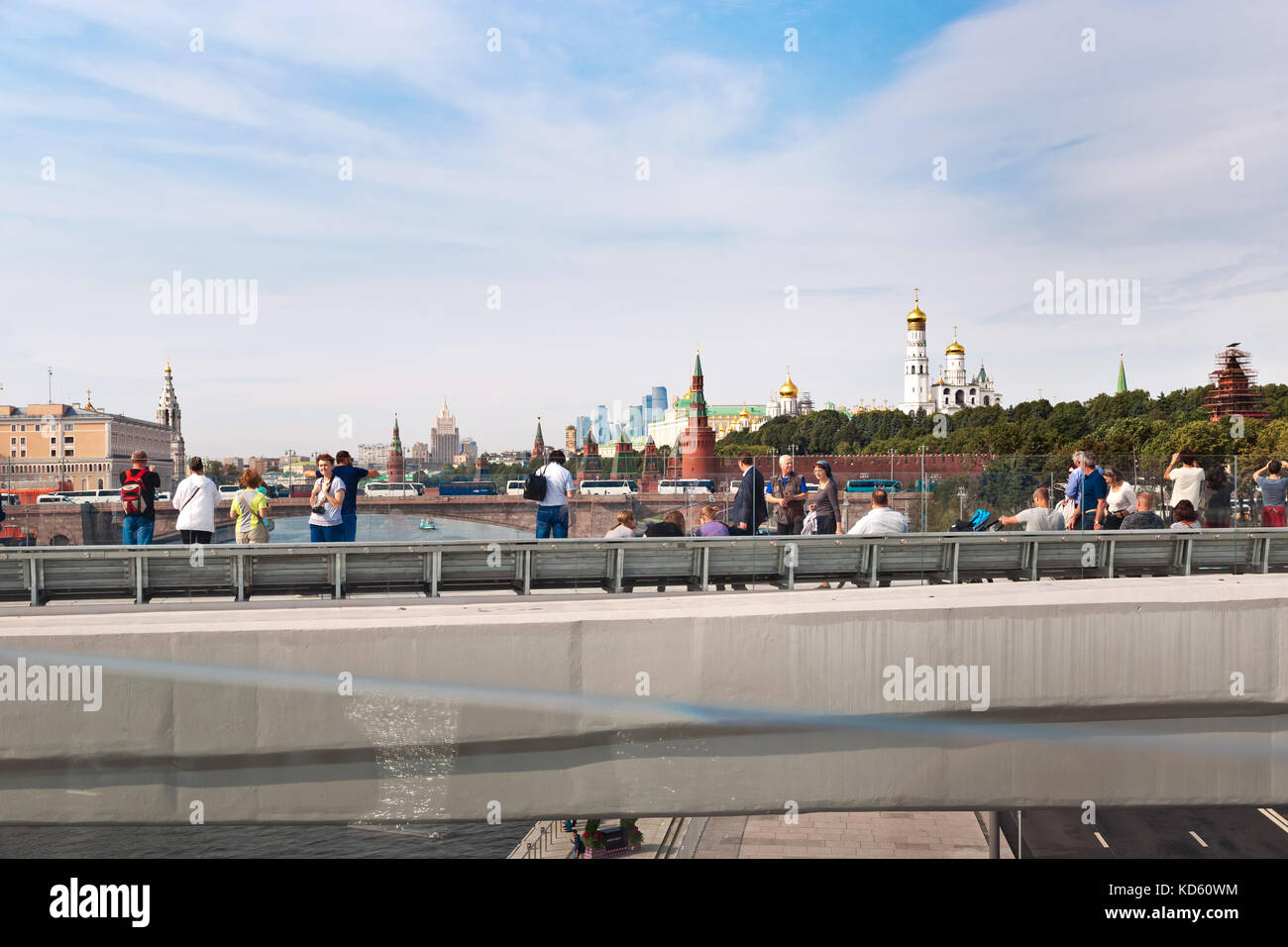 La gente che prende le immagini del paesaggio urbano di mosca sul ponte galleggiante nel nuovo parco zaryadye, parco urbano situato nei pressi di piazza Rossa di Mosca, Russia Foto Stock