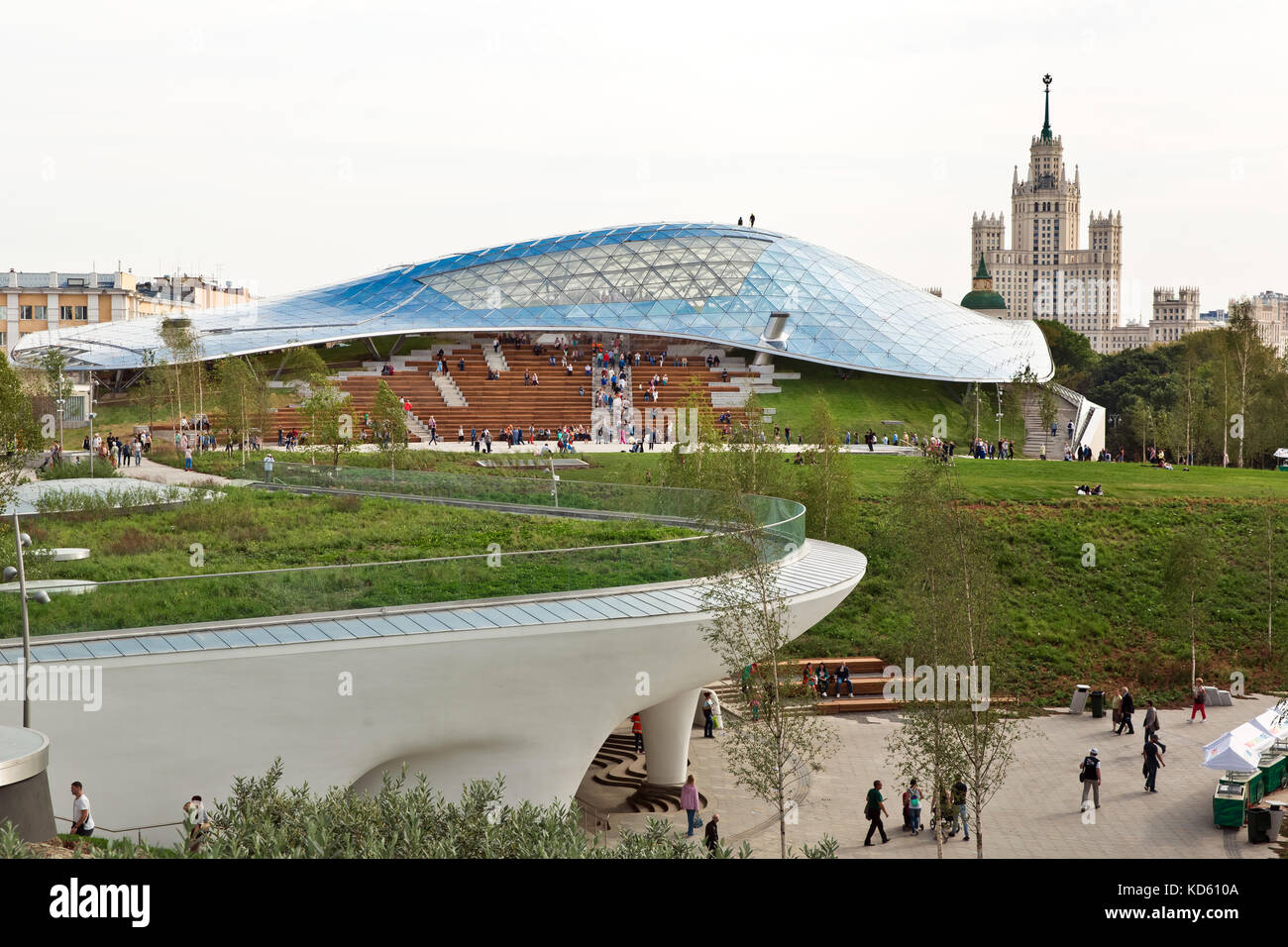 Philharmonic nel nuovo parco zaryadye, parco urbano situato nei pressi di piazza Rossa di Mosca, Russia Foto Stock