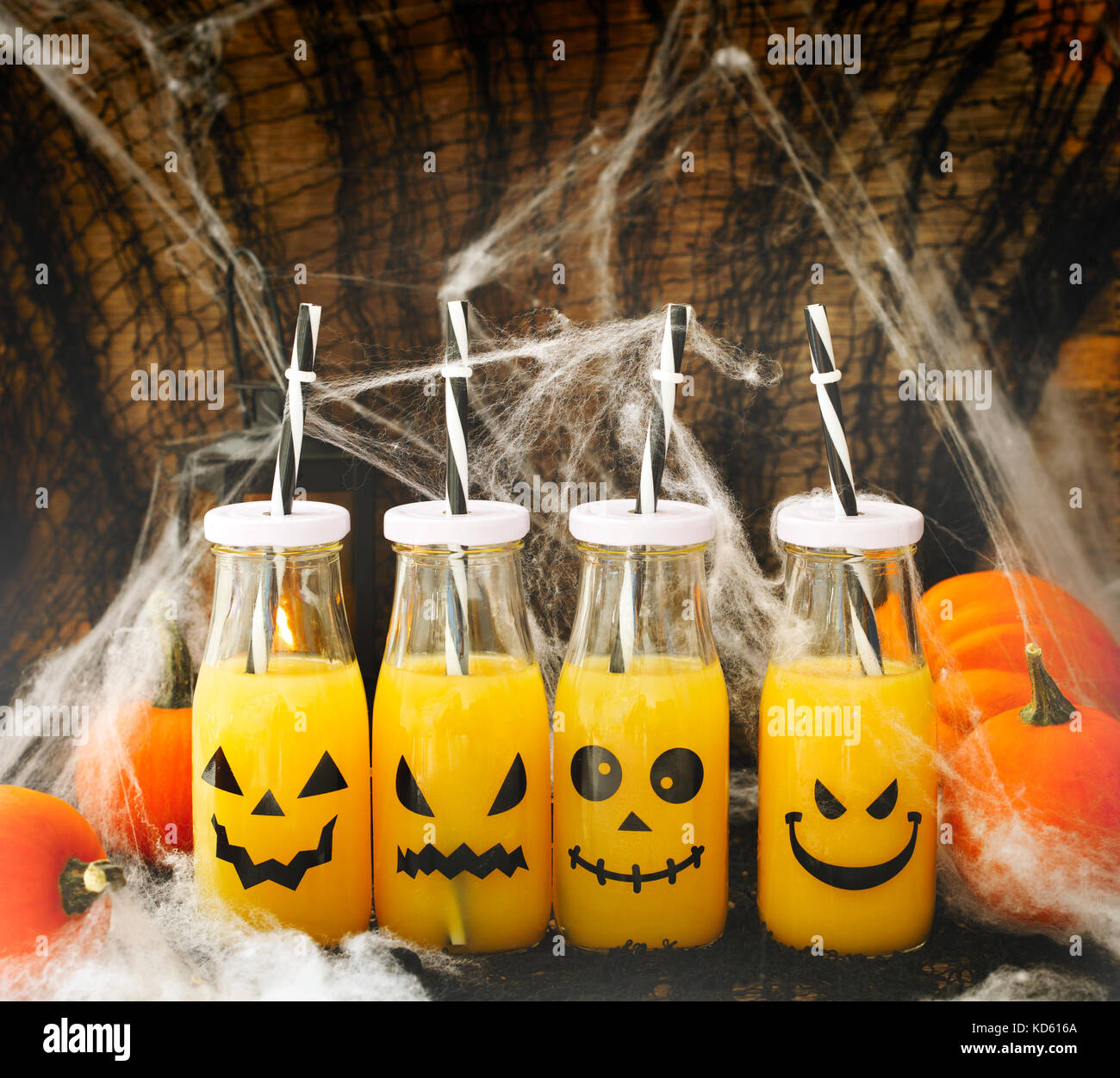 Orange cocktail in bottiglia per caduta e parti di halloween, tonica immagine Foto Stock