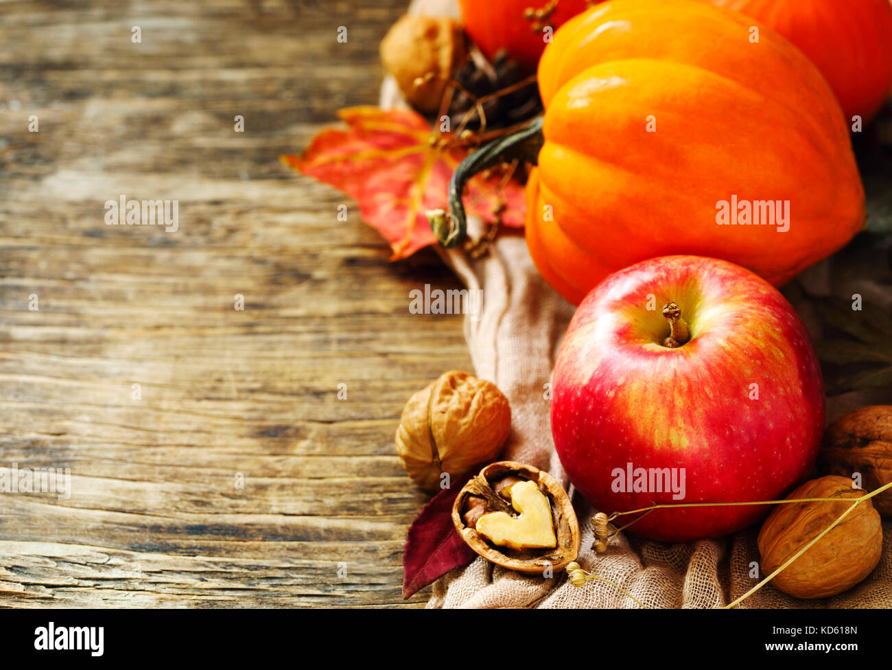 Autunno zucche e mele con caduta foglie su sfondo di legno con copia spazio. Composizione di autunno Foto Stock