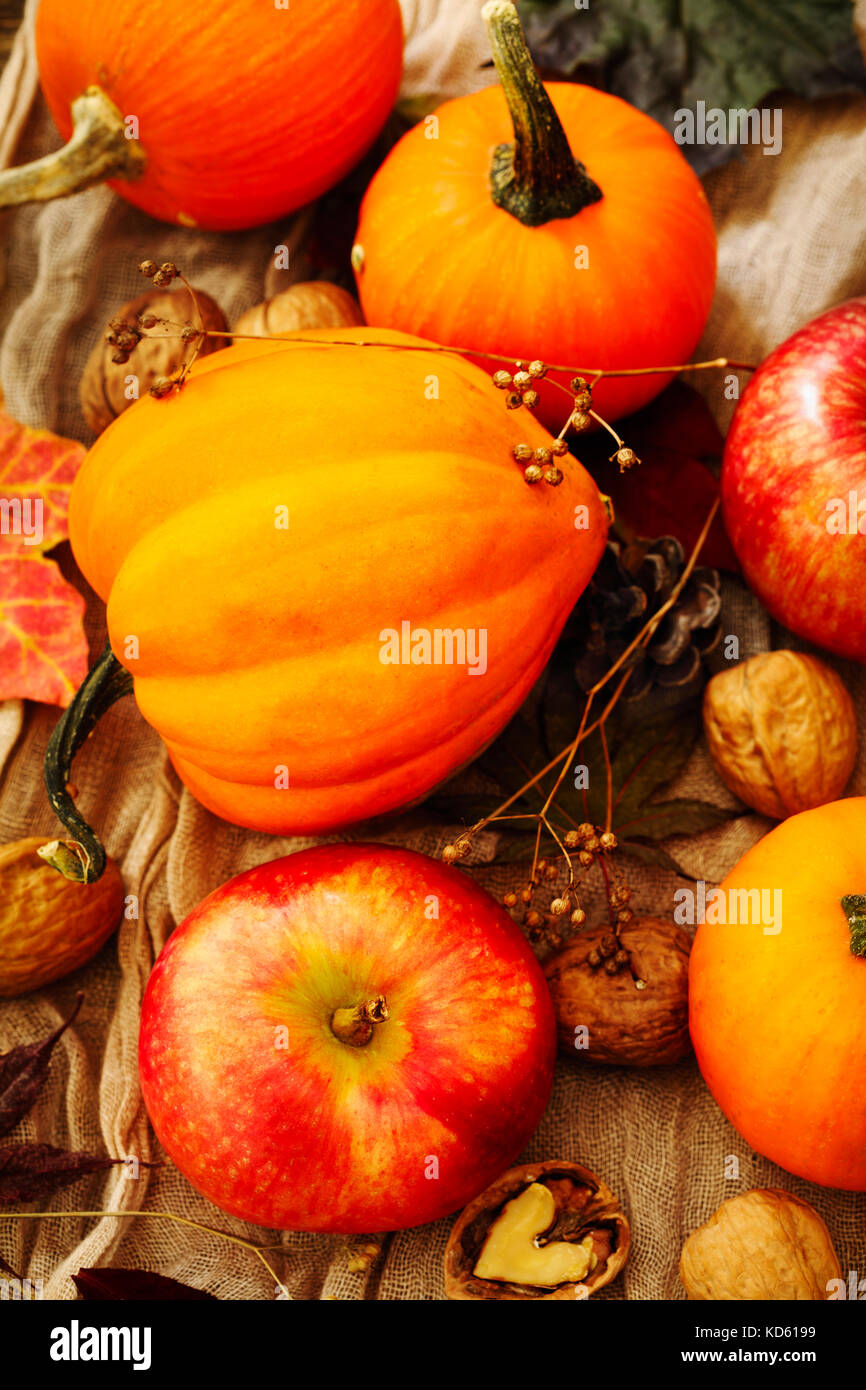 Autunno zucche e mele con la caduta delle foglie. Composizione di autunno Foto Stock