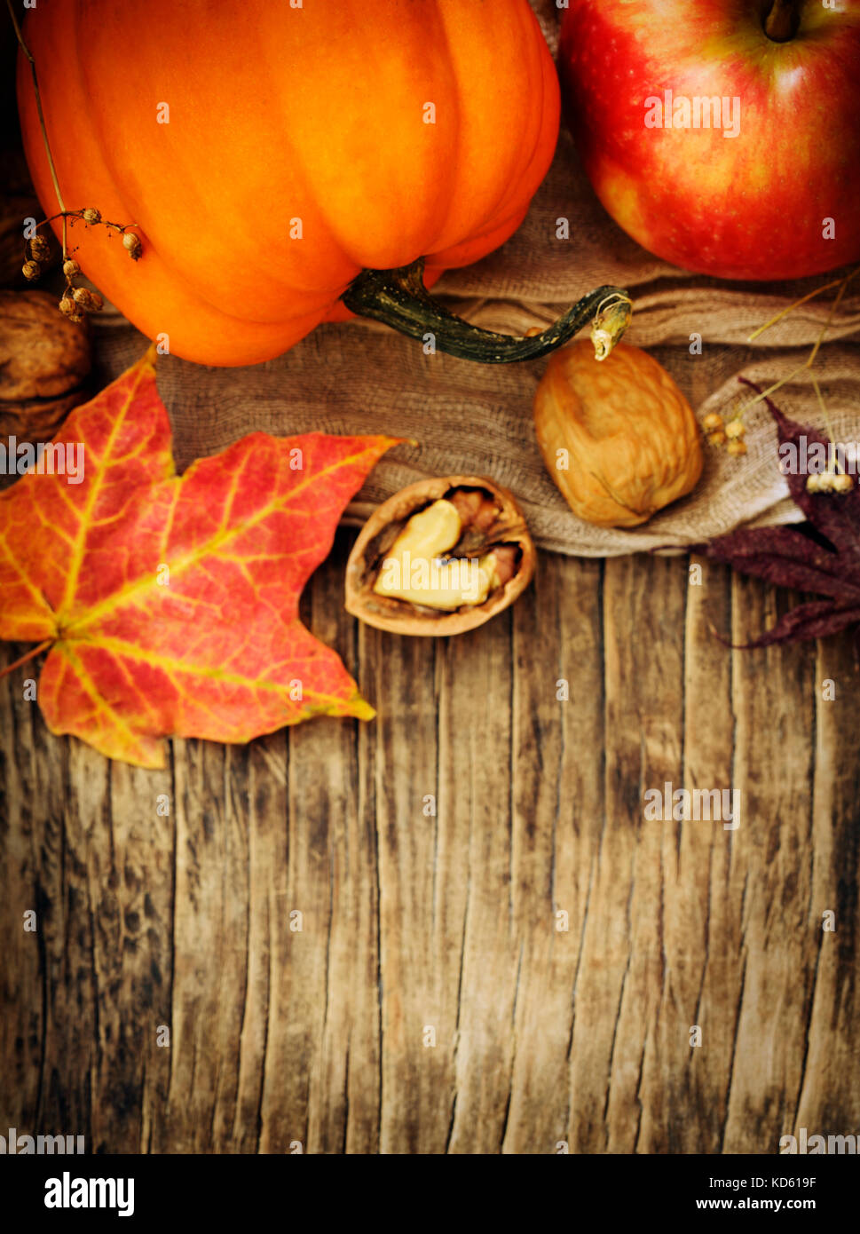 Autunno zucche e mele con caduta foglie su sfondo di legno con copia spazio. Composizione di autunno Foto Stock