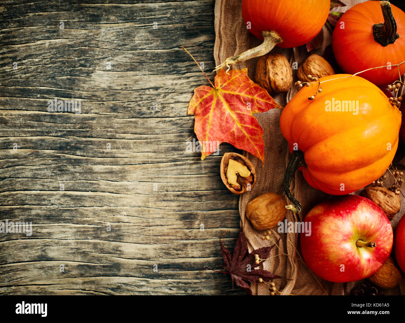 Autunno zucche e mele con caduta foglie su sfondo di legno con copia spazio. Composizione di autunno Foto Stock