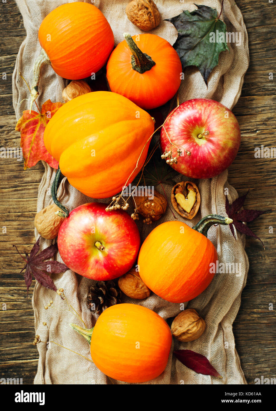 Autunno zucche e mele con la caduta delle foglie. Composizione di autunno Foto Stock