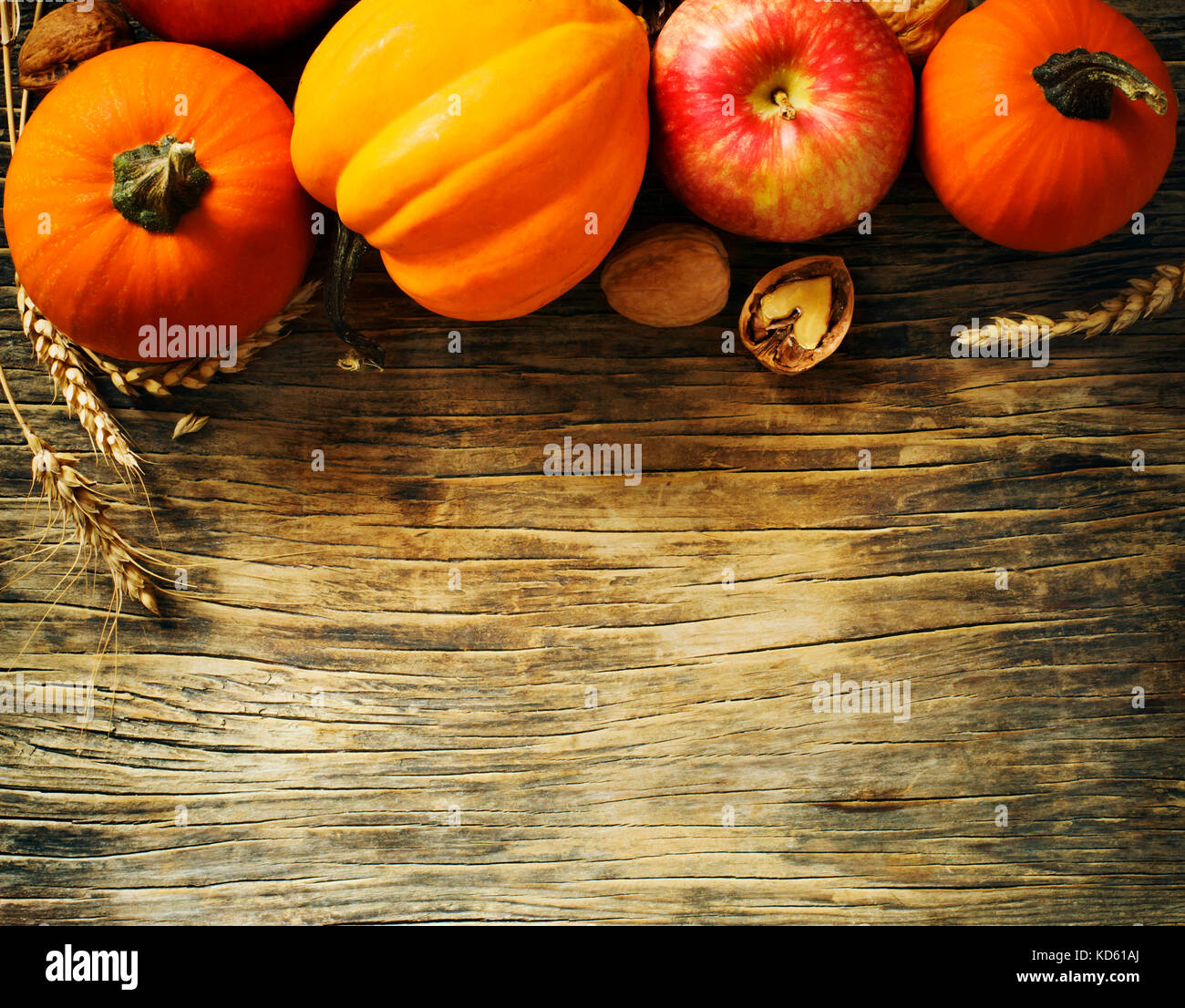 Autunno zucche e mele con caduta foglie su sfondo di legno con copia spazio. Composizione di autunno Foto Stock