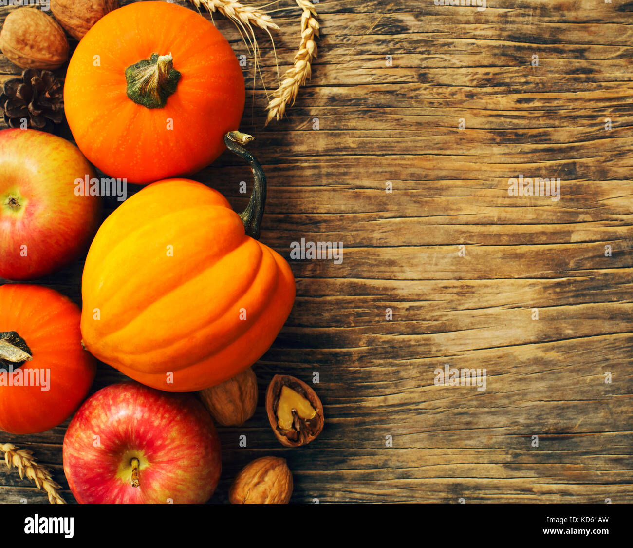 Autunno zucche e mele con caduta foglie su sfondo di legno con copia spazio. Composizione di autunno Foto Stock