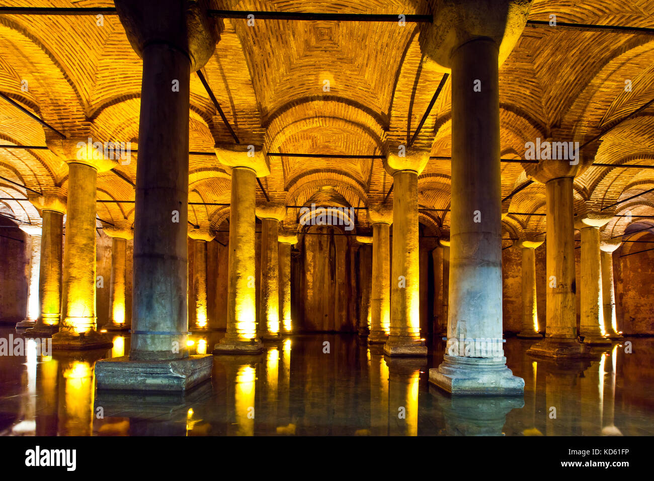 Interno Della Cisterna Basilica Di Istanbul Immagini E Fotografie Stock interno-della-cisterna-basilica-di-istanbul-immagini-e-fotografie-stock