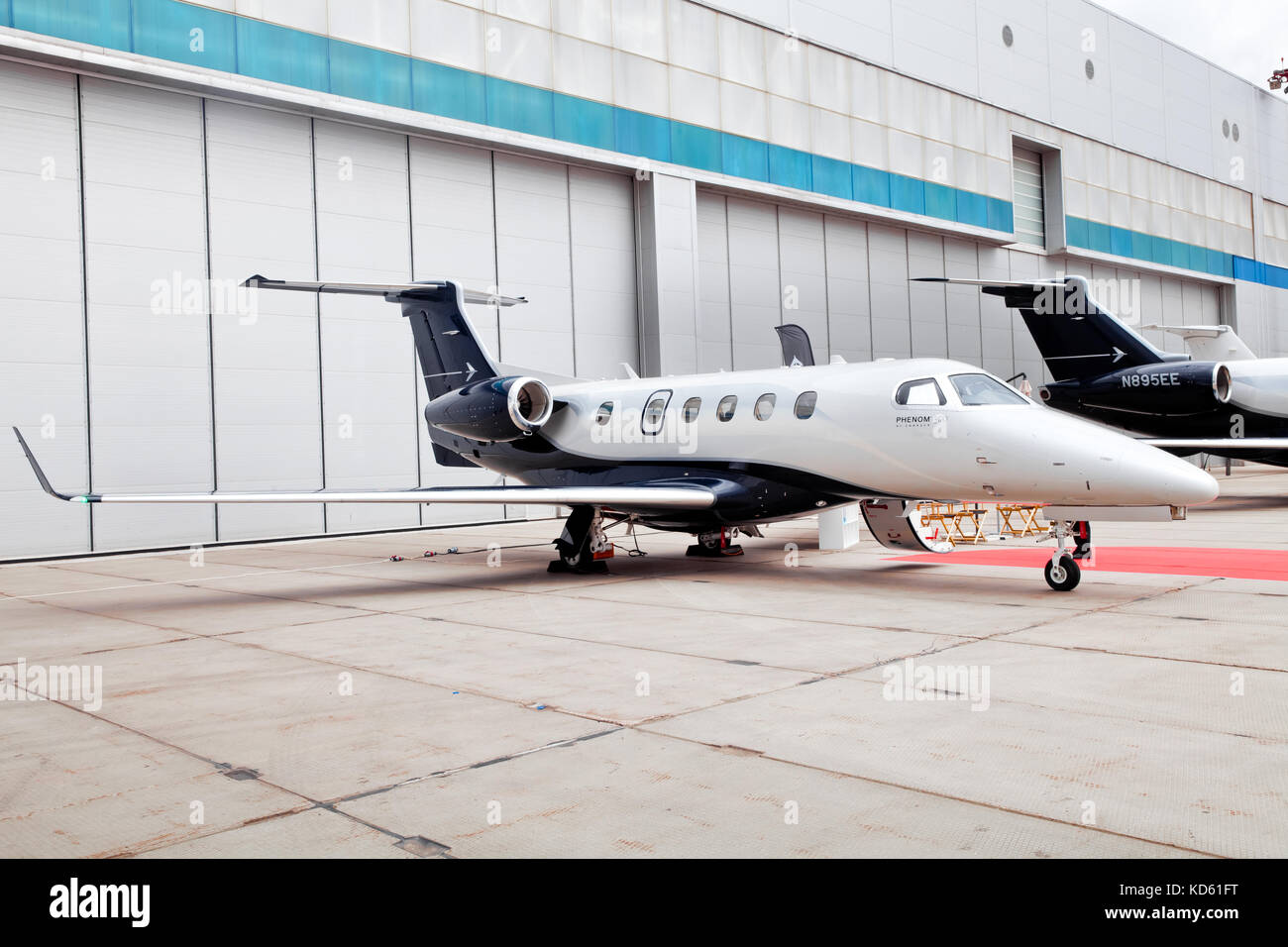 Business jet privato Phenom Embraer 300 nell'aeroporto di Mosca, Russia Foto Stock