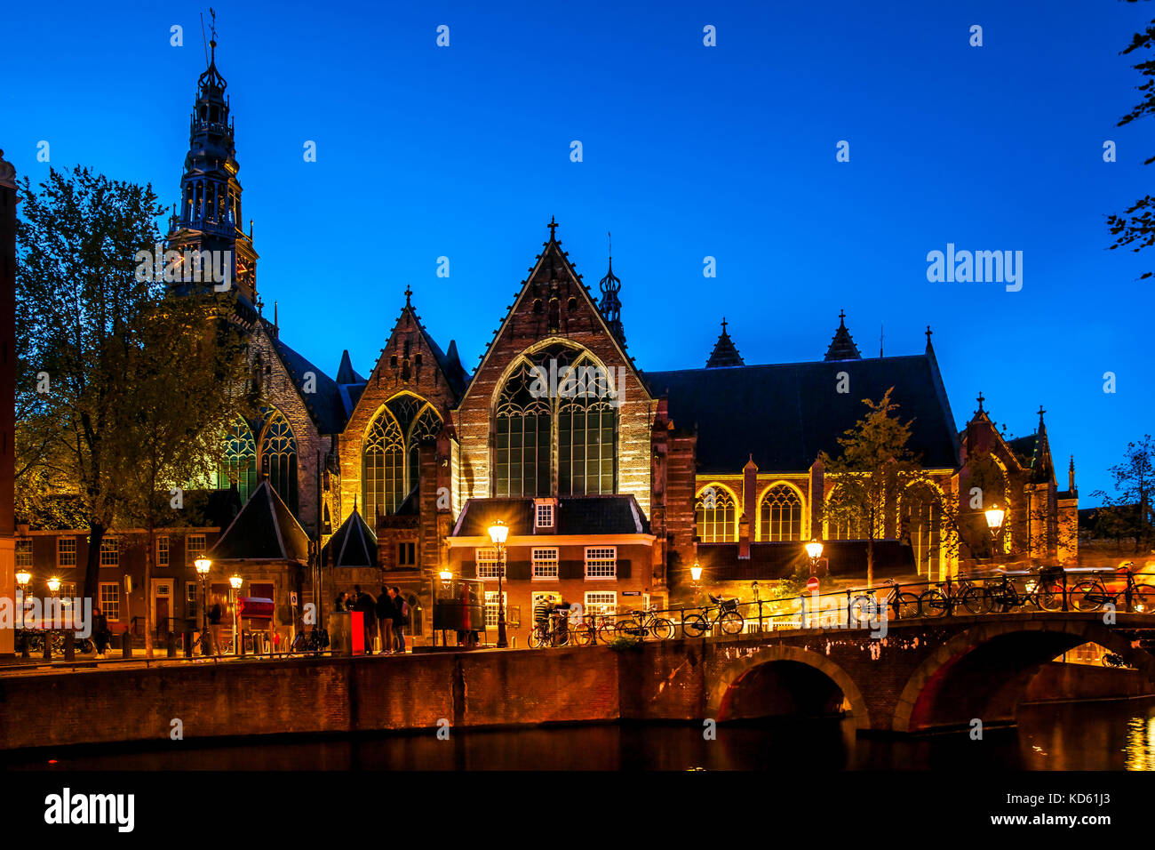 Scatto notturno della città, molte biciclette sul ponte sul canale di amsterdam, Paesi Bassi Foto Stock