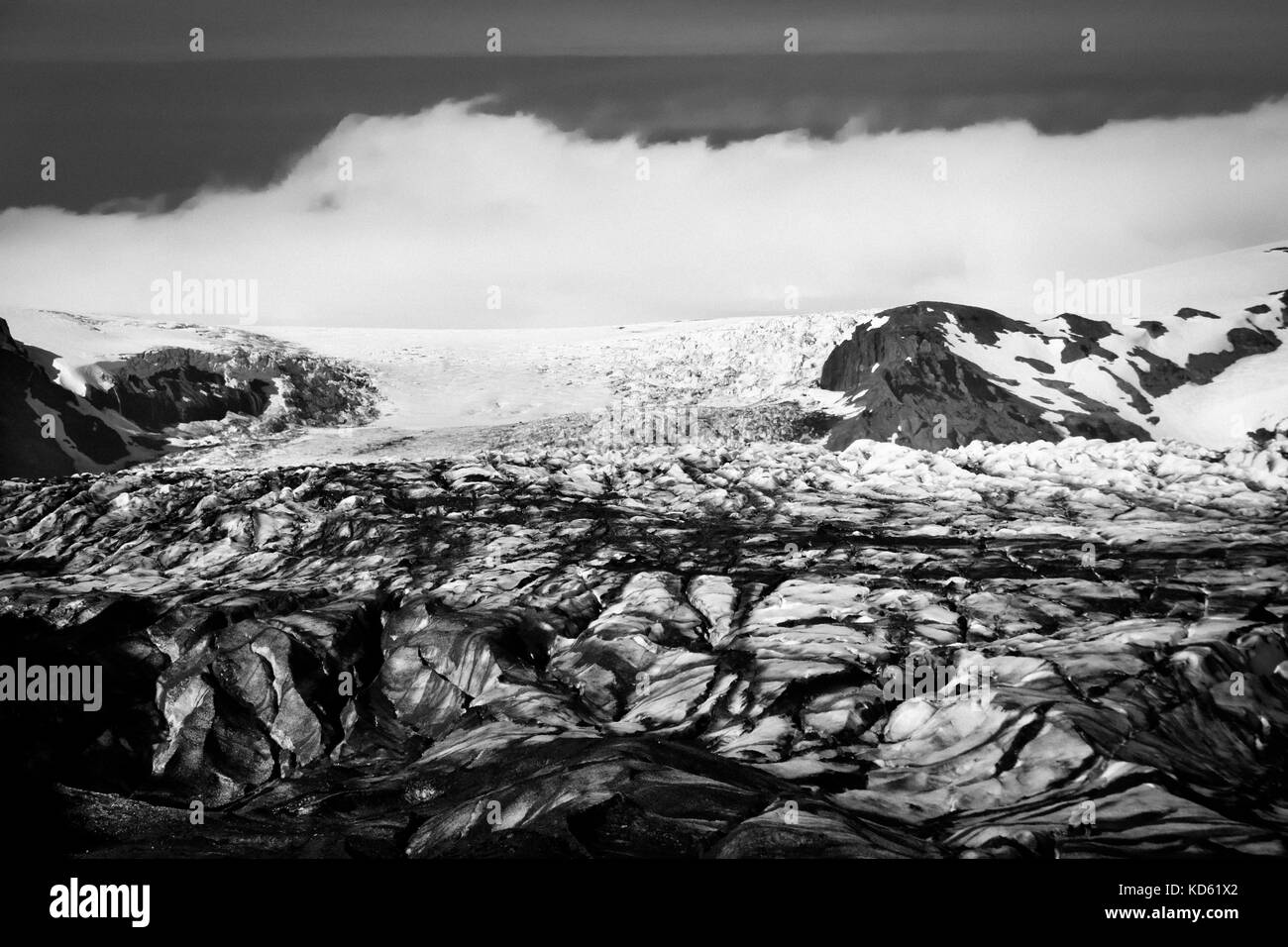 Ghiacciaio di Skaftafellsjokull, a Skaftafell, Islanda in estate in giornata di sole, ricco bianco e nero Foto Stock