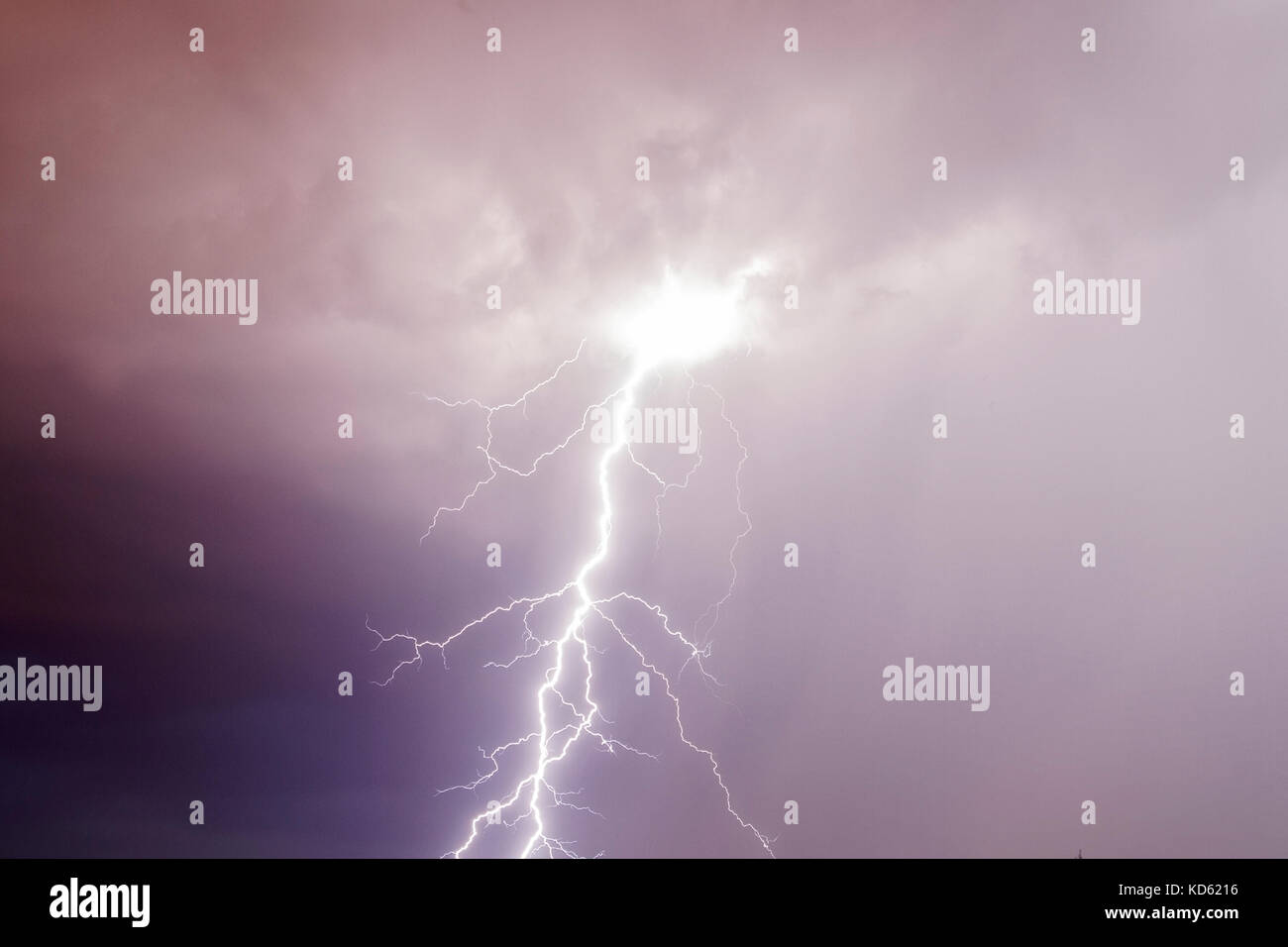 Tempesta tuono fulmine su la viola scuro sfondo con cielo nuvoloso di notte Foto Stock