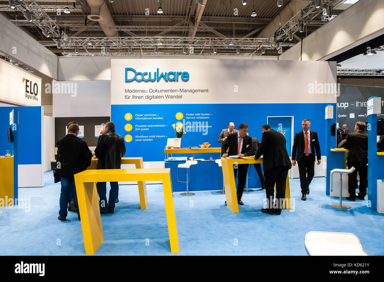 Lo stand dell'azienda DocuWare alla fiera Cebit 2017 di Hannover Messe, Germania. DocuWare è lo sviluppatore della suite di prodotti DocuWare per il software di gestione dei documenti. Foto Stock
