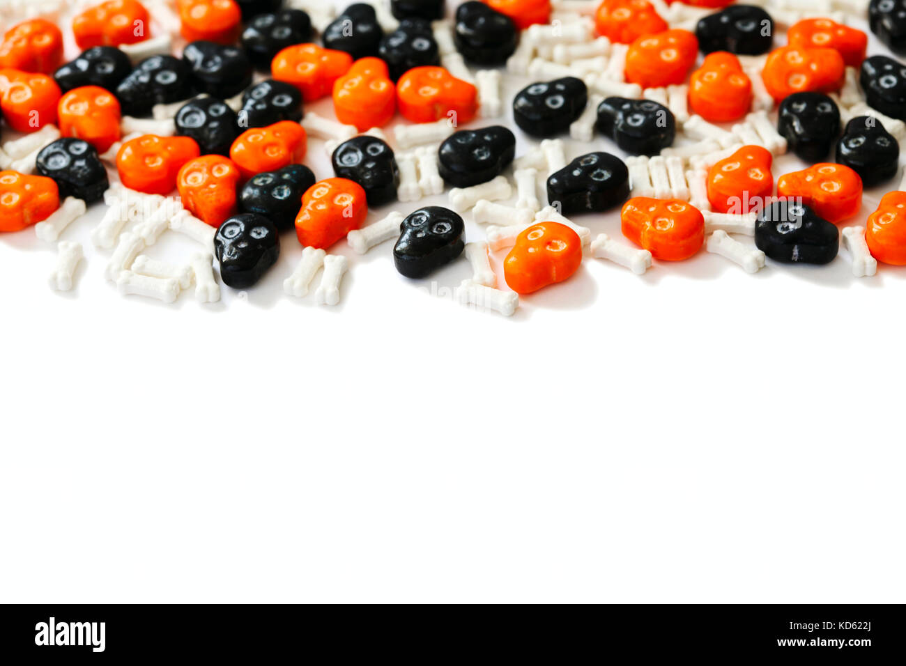 Halloween Candy telaio su whiye sfondo con copia spazio per il testo Foto Stock