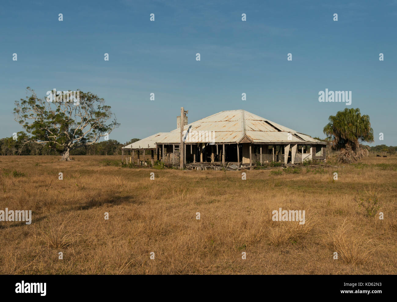 Australian rurale scena con un edificio abbandonato nel bisogno di qualche cura amorevole. Foto Stock