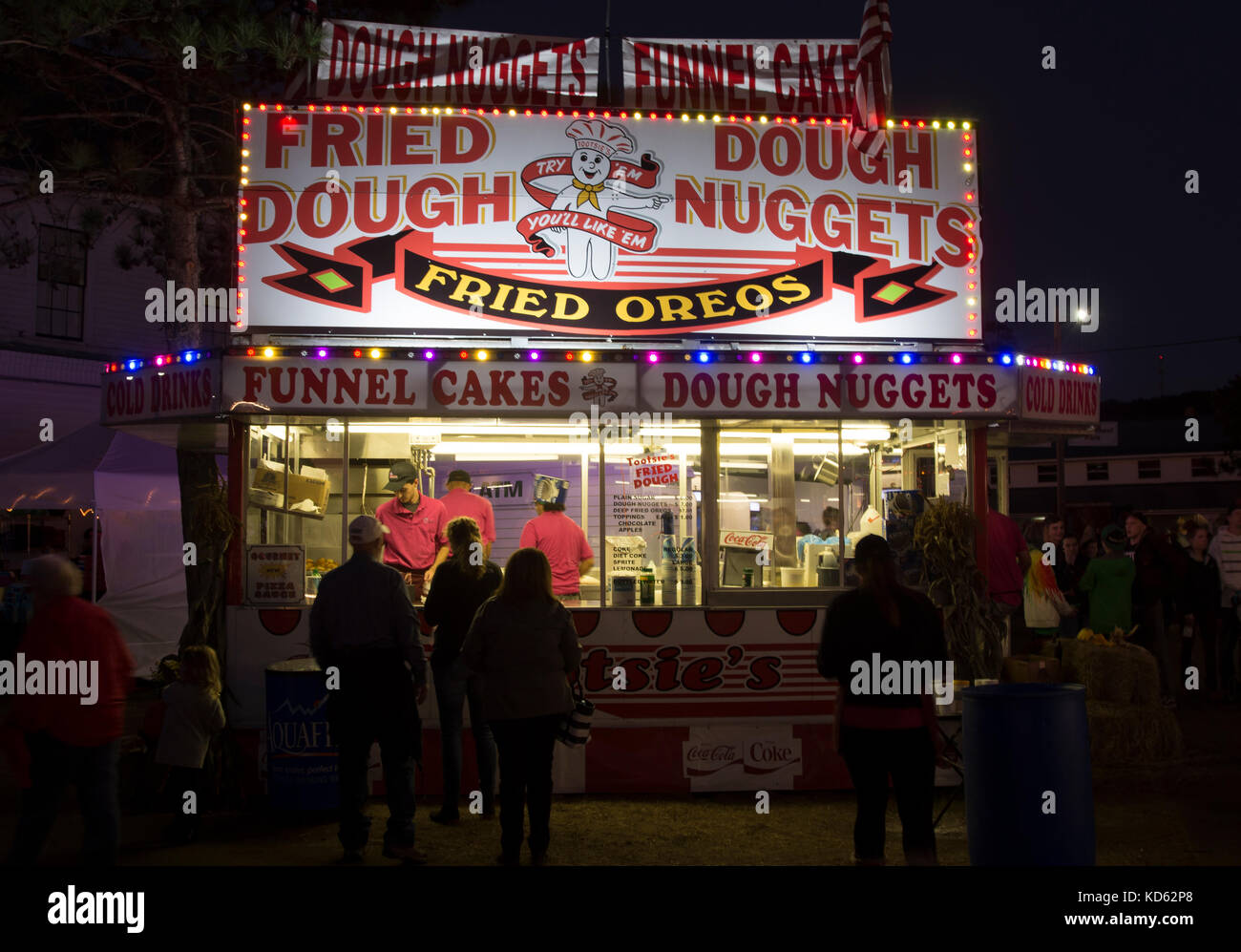 Il food court di notte al fryeburg fair, fryeburg, Maine, Stati Uniti d'America Foto Stock