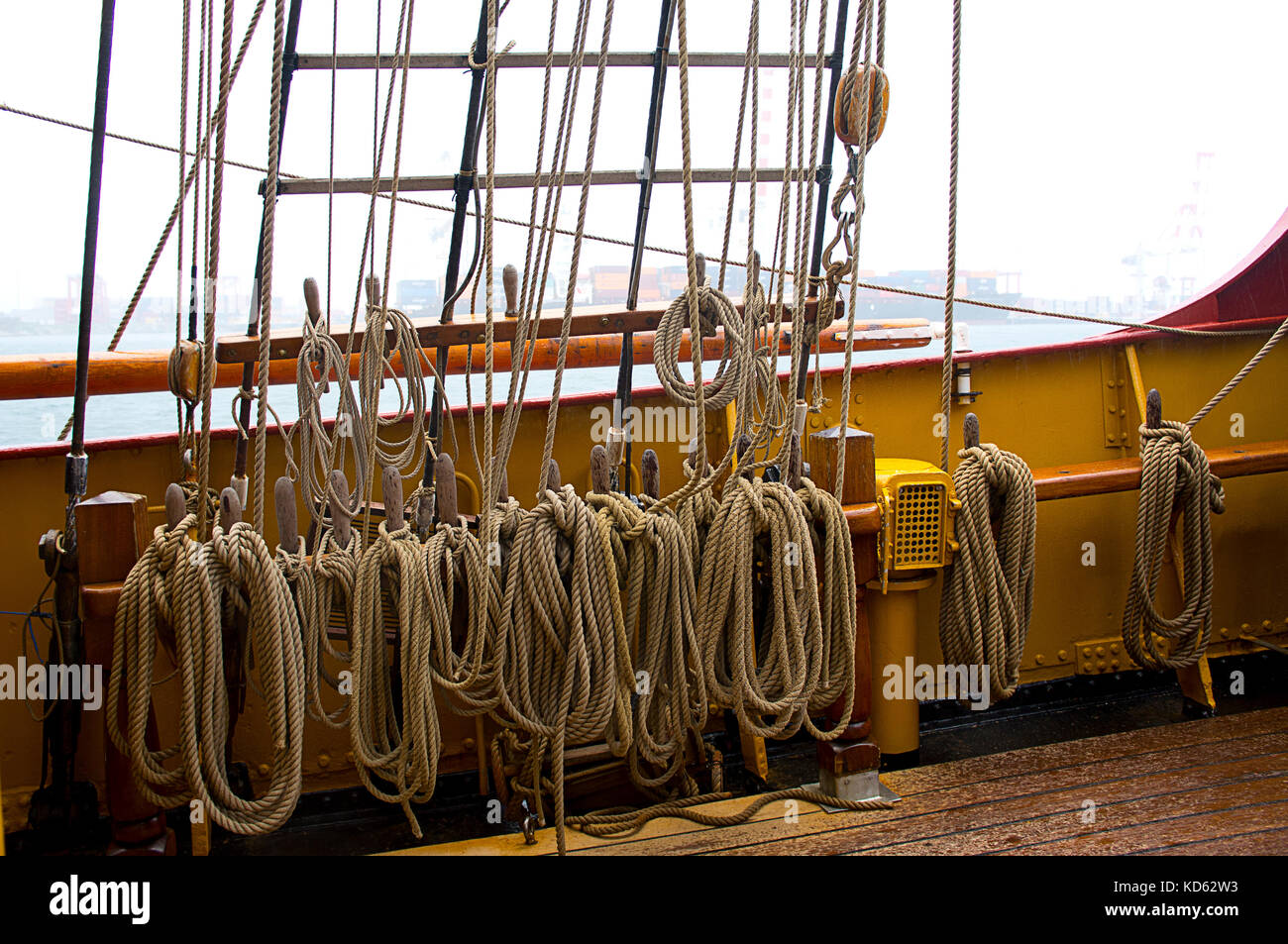 Linee sulla nave a vela Foto Stock