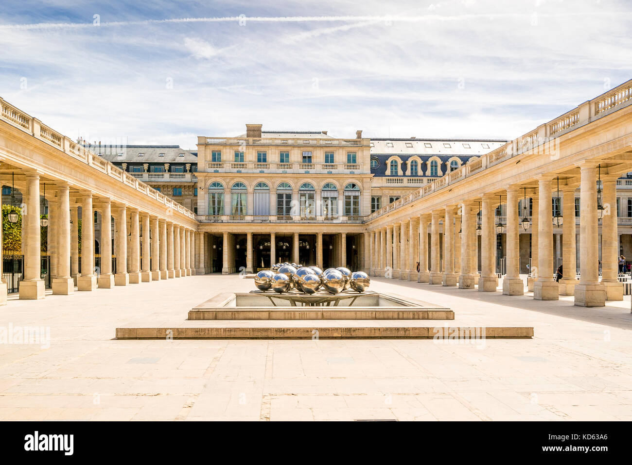 Il cortile Cour d'Honor nel Palais Royal contiene due fontane multi sfera d'argento dello scultore belga Pol Bury. Parigi, Francia Foto Stock