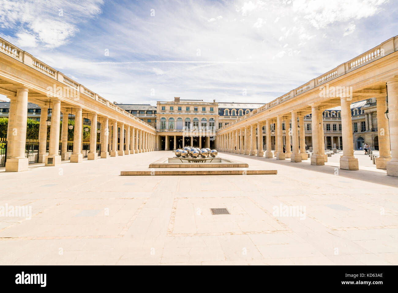 Il cortile Cour d'Honor nel Palais Royal contiene due fontane multi sfera d'argento dello scultore belga Pol Bury. Parigi, Francia Foto Stock