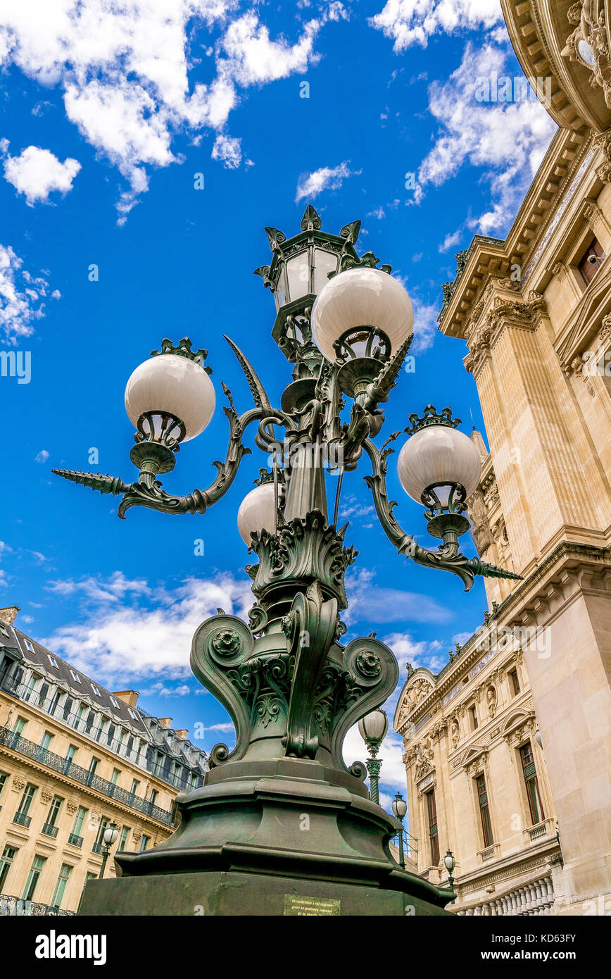 Gli elaborati lampioni del Palais Garnier di Parigi, Francia Foto Stock