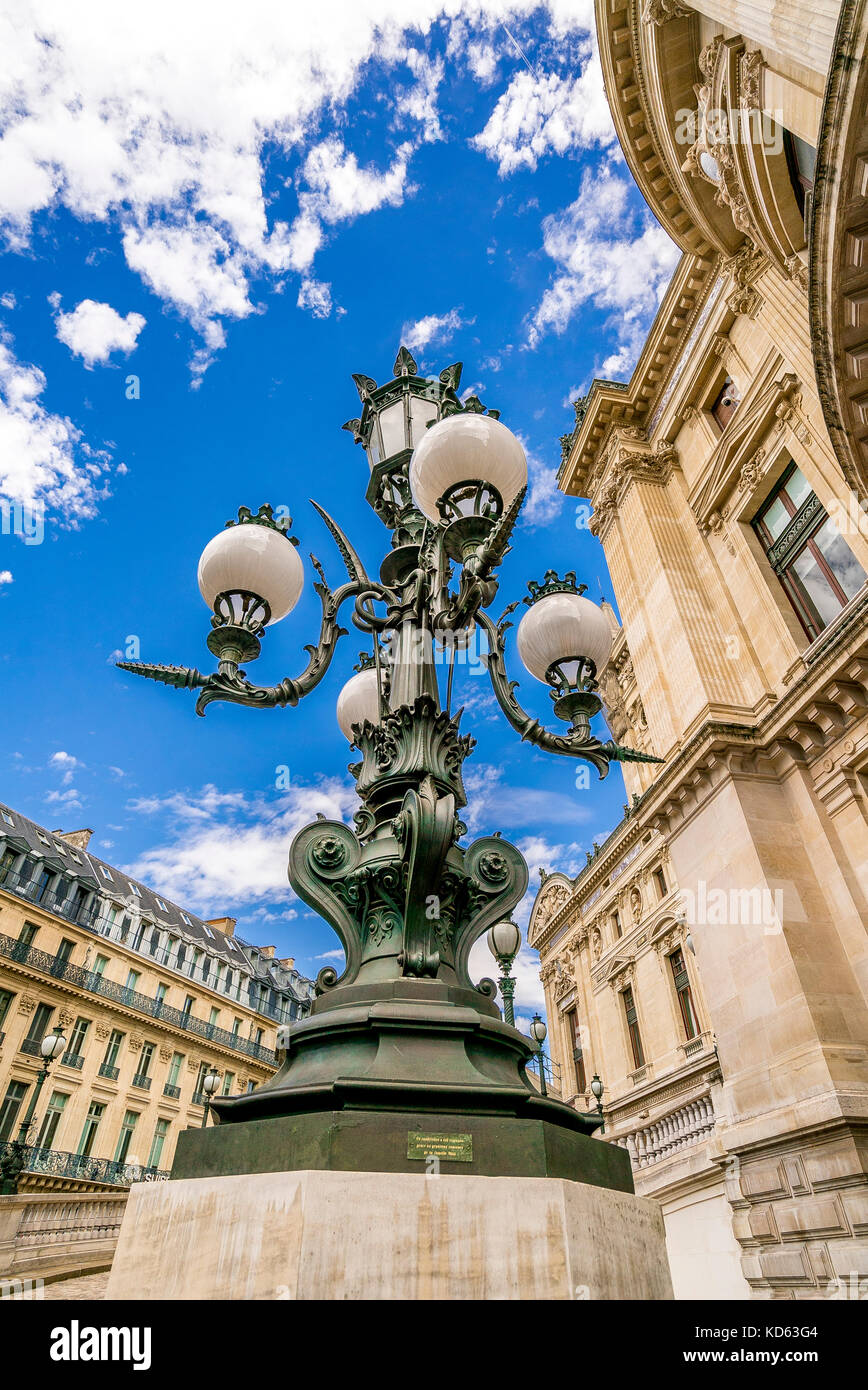 Gli elaborati lampioni del Palais Garnier di Parigi, Francia Foto Stock