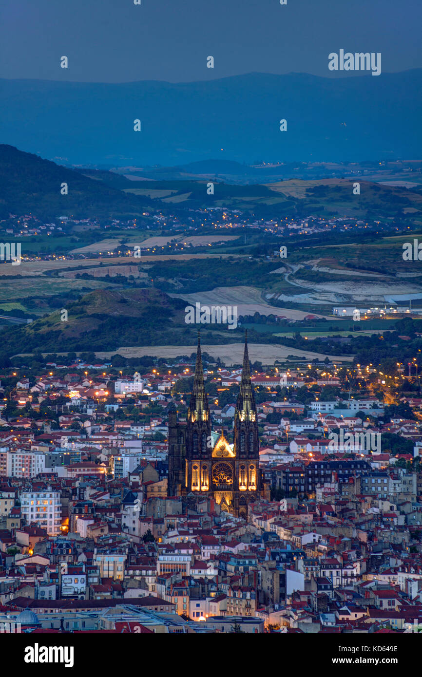 Clermont-Ferrand (regione Auvergne): vista generale della città. In mezzo, Clermont-Ferrand Cattedrale (francese: Cathedrale Notre-Dame-de-l'Assomption Foto Stock