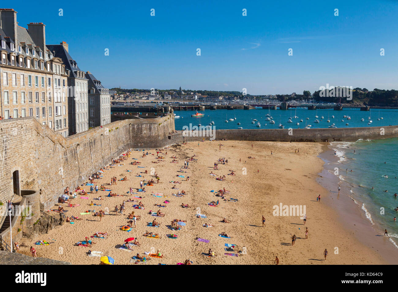 Saint-Malo (Bretagna, a nord-ovest della Francia): la spiaggia "Plage du Mole' nella parte inferiore dei bastioni. Holiday-marker per godersi il sole in estate lungo Foto Stock