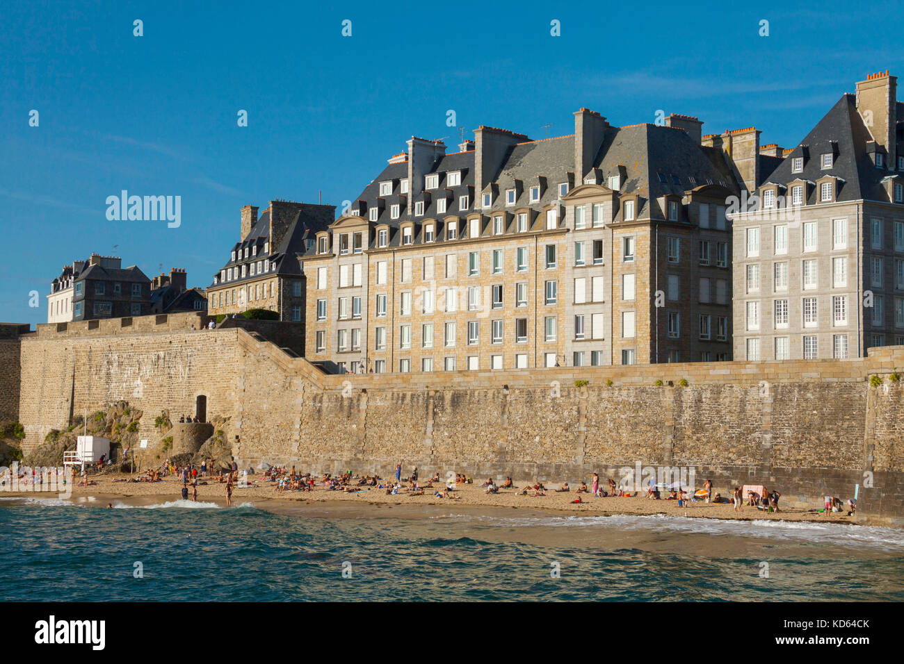 Saint-Malo (Bretagna, a nord-ovest della Francia): edifici lungo il lungomare nella città Corsair. Edifici con la spiaggia "Plage du Mole'. (Non availa Foto Stock