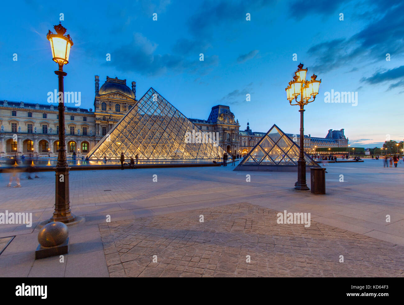 Parigi (Francia): la Piramide del Louvre, un grande vetro e metallo piramide in ingresso al museo, progettato da architetto I.M. Pei, qui accesa fino alla vicina Foto Stock