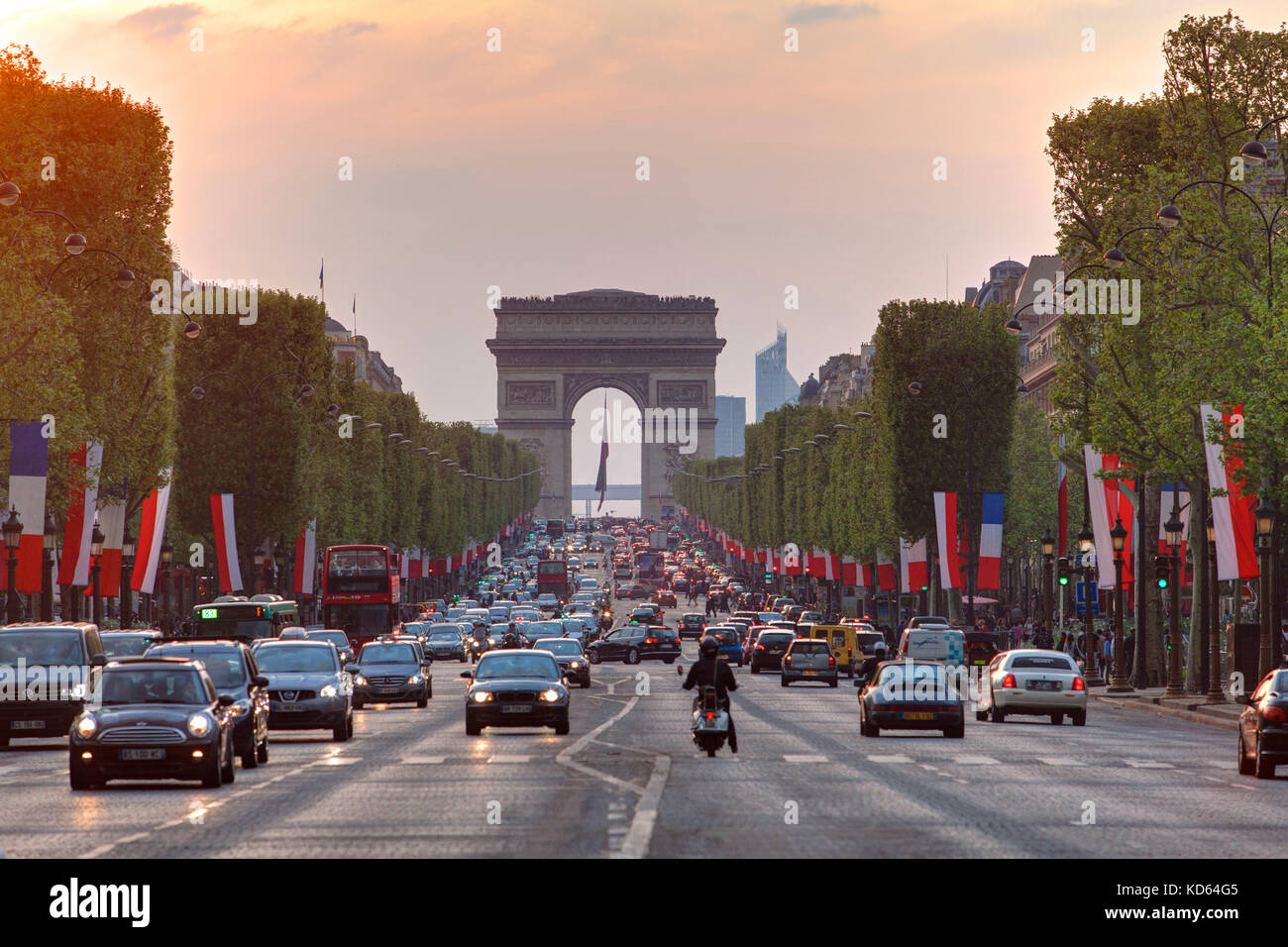 Parigi (Francia): Avenue des Champs Elysees di Parigi ottavo arrondissement / distretto. Traffico, bandiere francese e il 'Arc de Triomphe de l'etoile" (trionfo Foto Stock