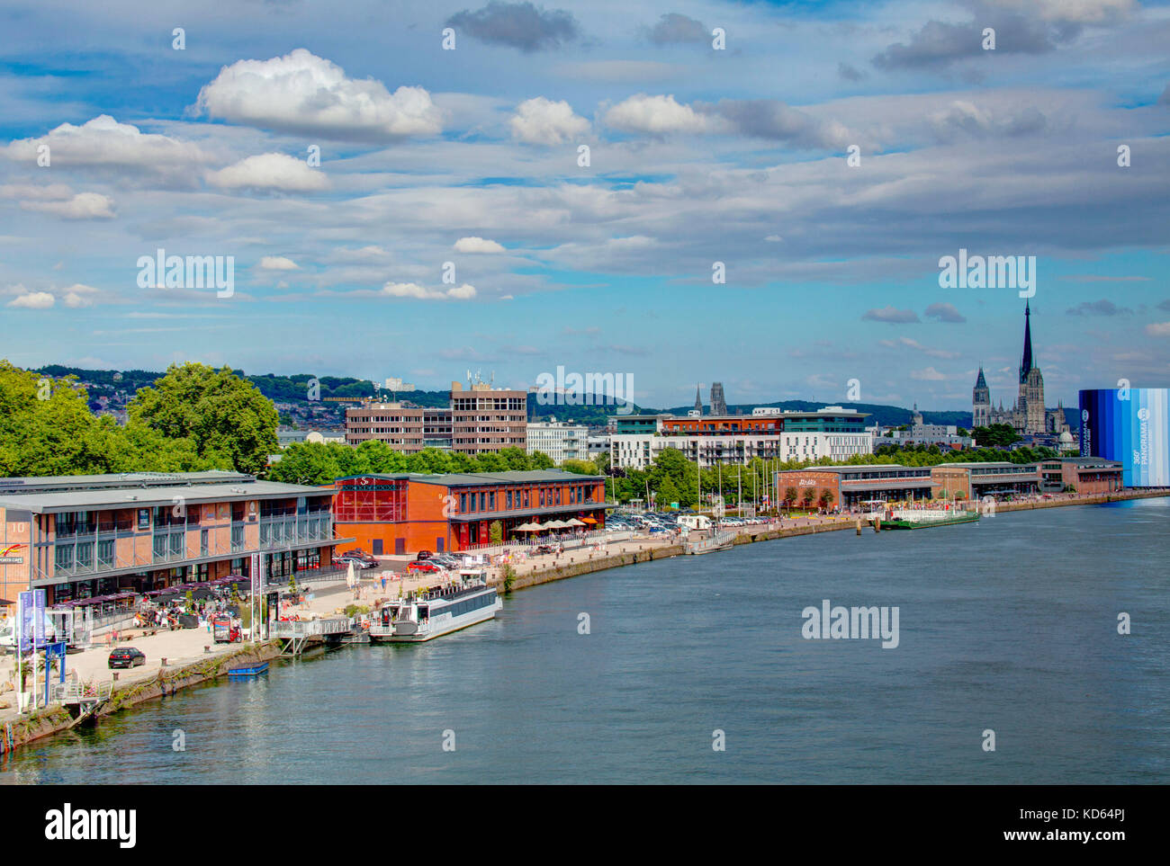 Rouen (Francia settentrionale): la città e le banchine del Fiume Senna con la costruzione della sede culturale Panorama XXL (non disponibile per la postcard pr Foto Stock
