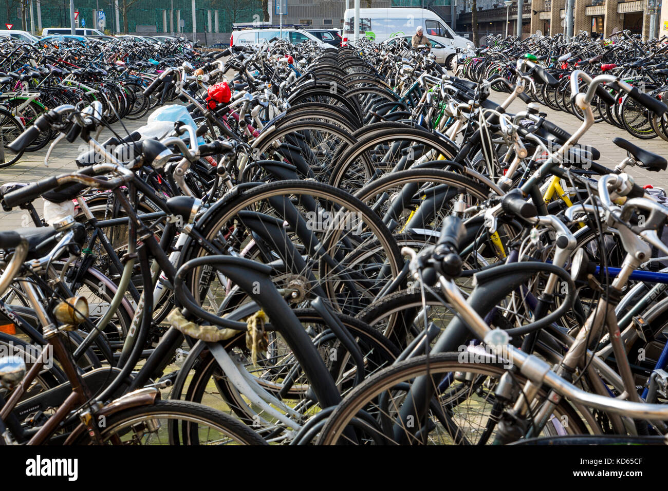 Il parcheggio per le bici sorge in una città, molte moto sono parcheggiate qui, Foto Stock