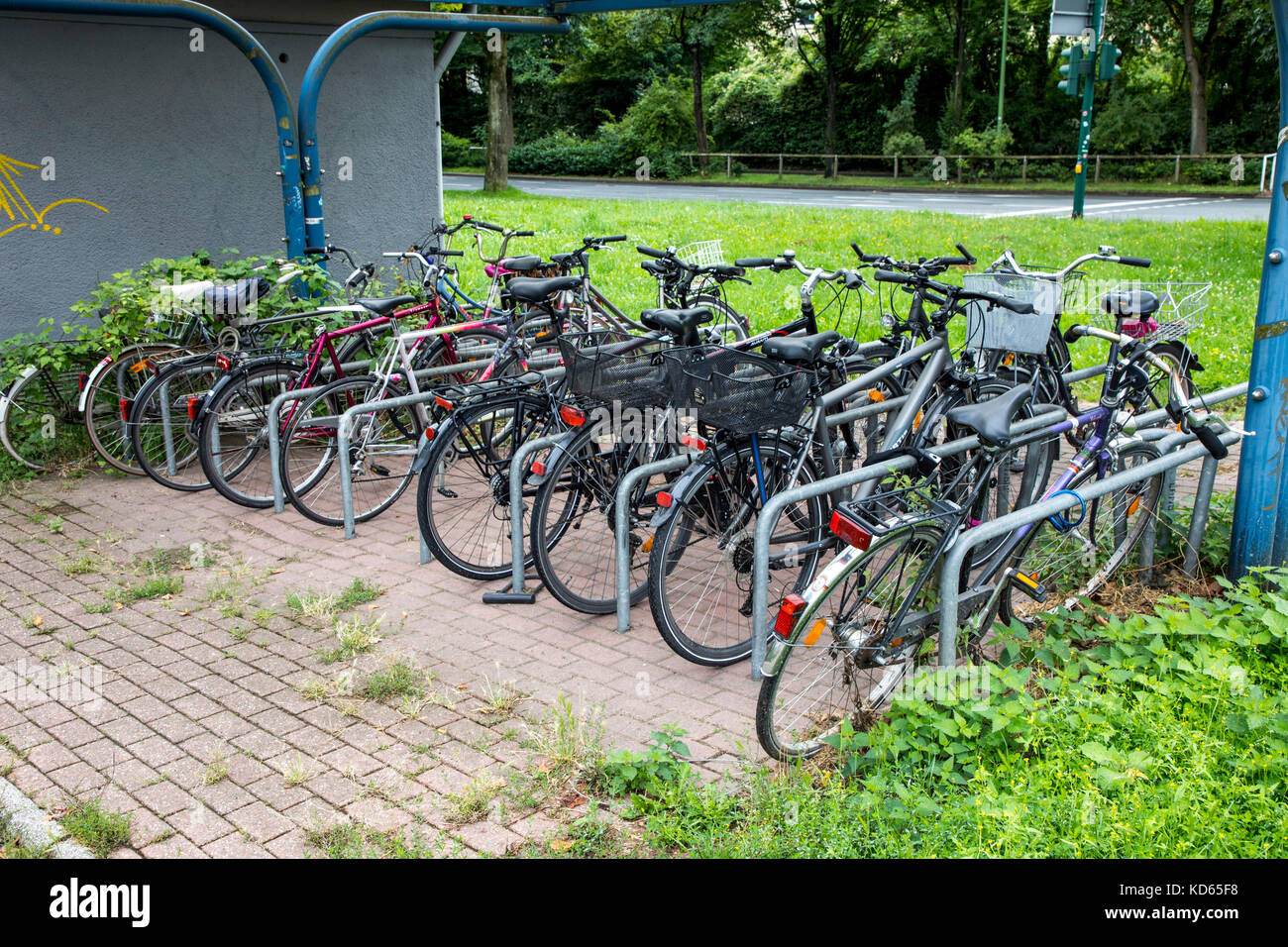 Il parcheggio per le bici sorge in una città, molte moto sono parcheggiate qui, Foto Stock