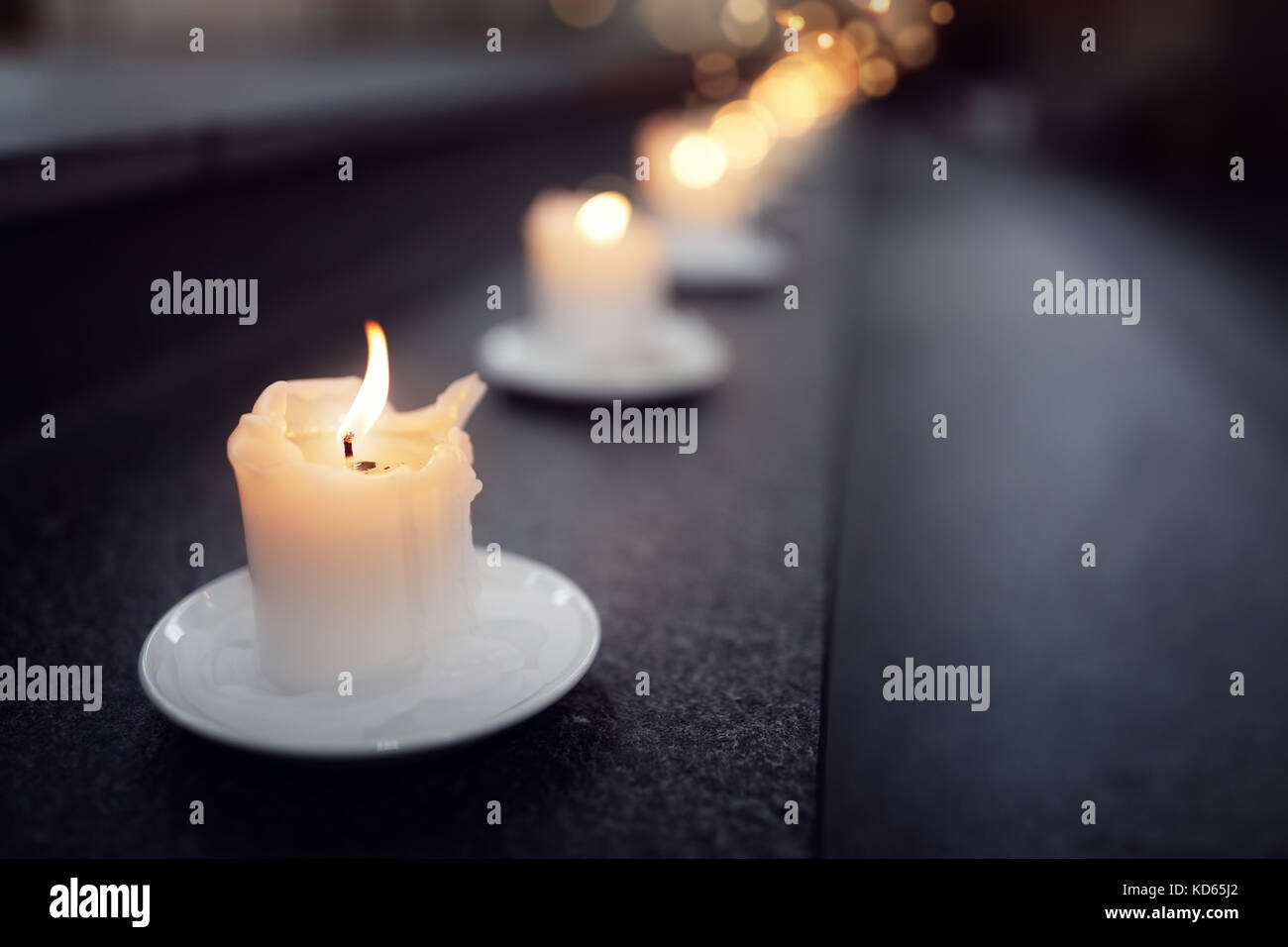 Candele di alterare le fasi in una chiesa religione nozione Foto Stock