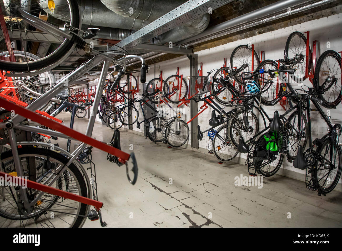 Pubblico deposito bici, presso la stazione centrale di Essen, in Germania, le biciclette possono essere parcheggiate qui, in modo sicuro, Foto Stock