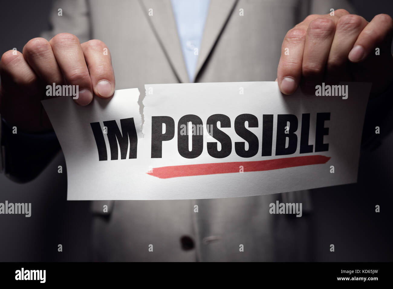 Uomo d'affari che strappa la parola Impossibile rendere possibile il concetto di autostima, atteggiamento positivo e motivazione Foto Stock