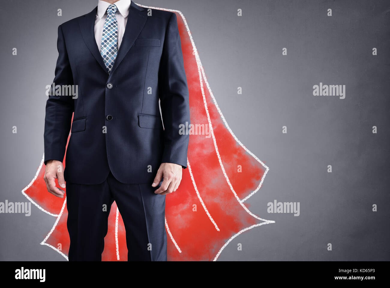 Uomo d'affari supereroe con Red cape che disegna un concetto di leadership Foto Stock