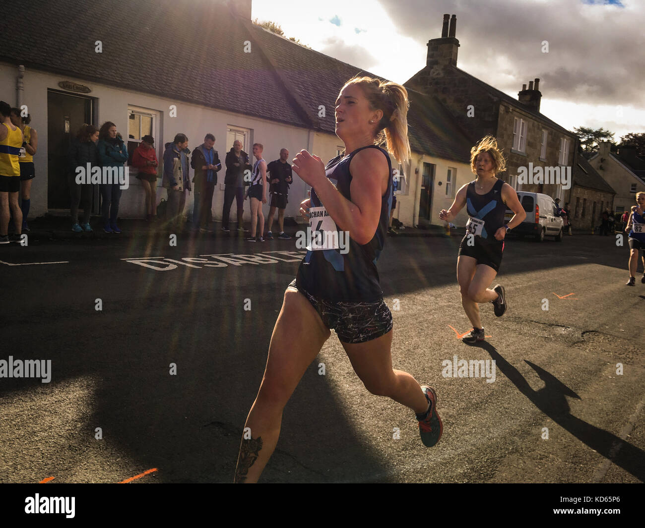 A concorrenti del kilbarchan amatoriale club atletica george cummings road relè, in Houston, in Scozia il 7 ottobre 2017. Foto Stock