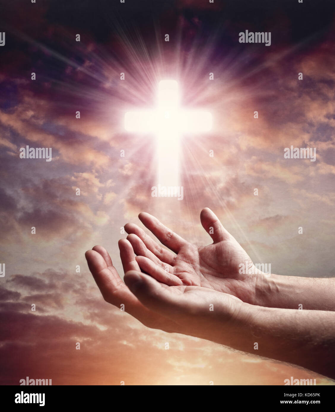 Le mani di raggiungere, con crocifisso croce nel concetto di cielo per aiutare, di religione, di salvezza, di perdono, di assistenza e di amore o di accattonaggio Foto Stock