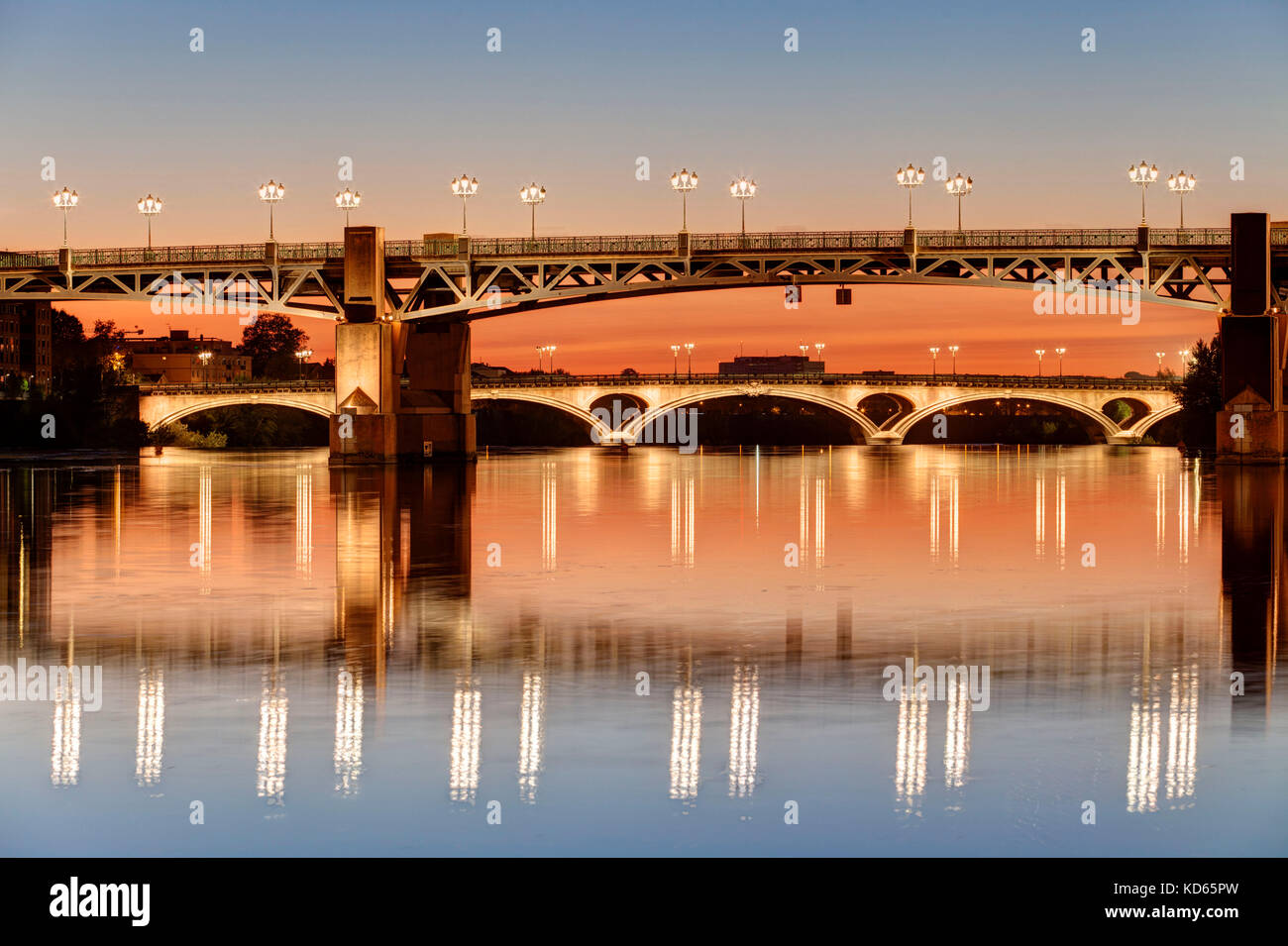 Tolosa (Francia meridionale): 'Pont St-Pierre' ponte che attraversa il fiume Garonne e, sullo sfondo, il 'Pont des Catalans' ponte (non disponibile per Foto Stock