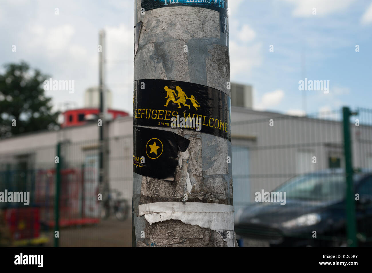 10.06.2017, Brandeburgo, Germania, Europa - un adesivo con lo slogan "rifugiati benvenuti' è visto in un'autostrada area di servizio nel Land di Brandeburgo. Foto Stock