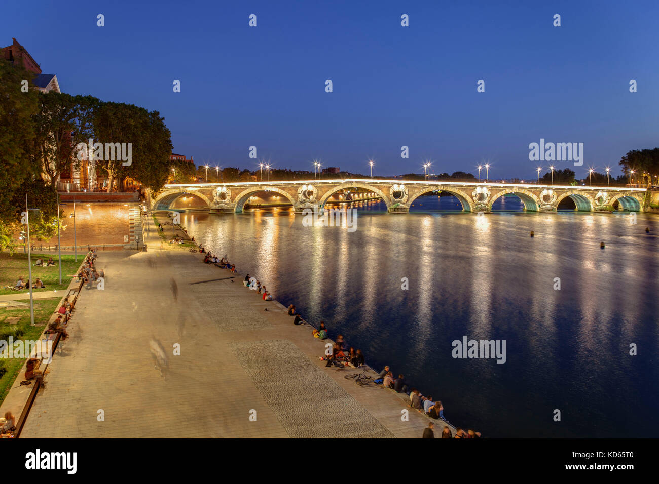 Tolosa (Francia meridionale): 'Pont Neuf " ponte e le rive del fiume Garonne la sera (non disponibile per la produzione di cartolina) Foto Stock