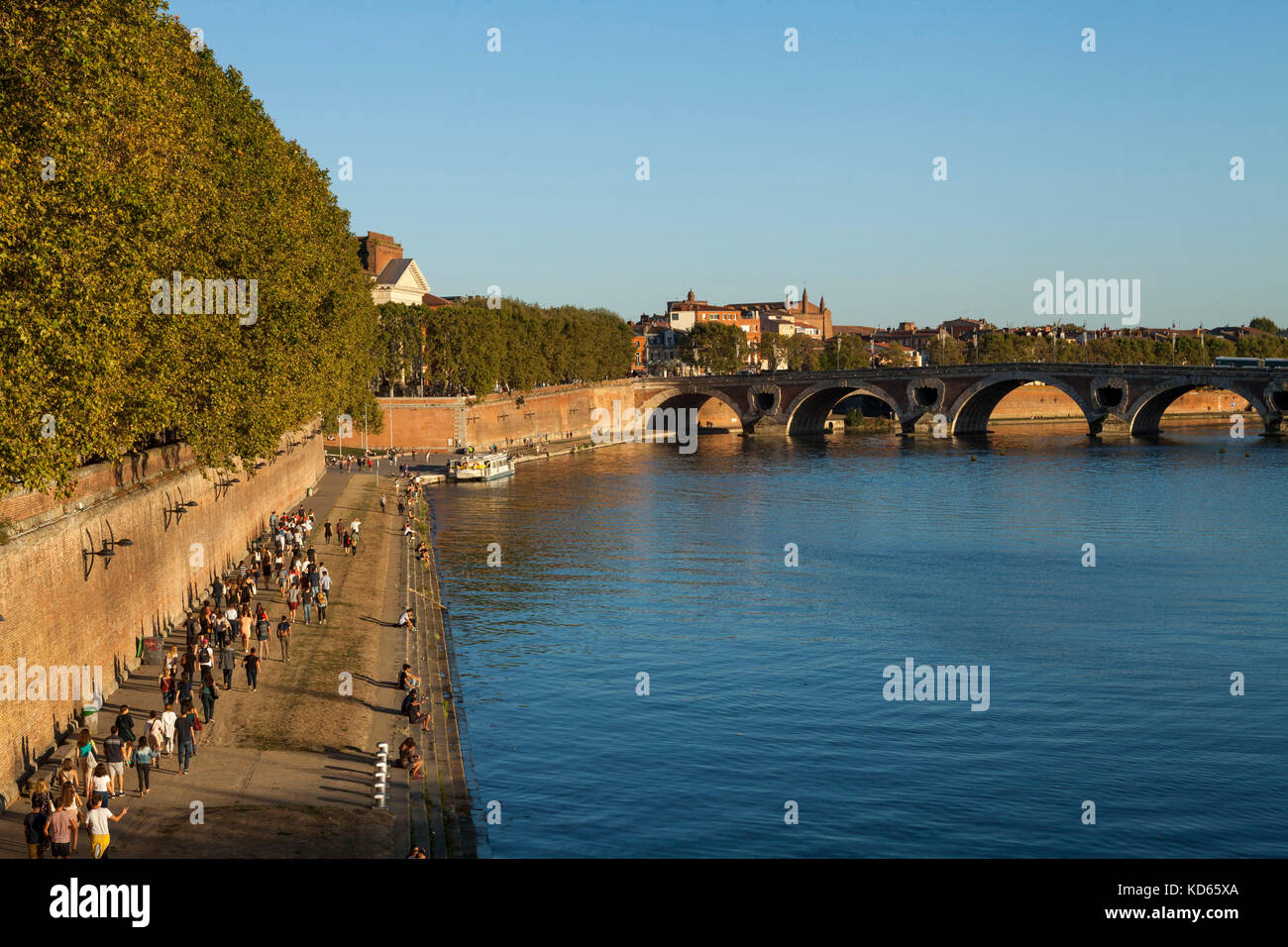 Tolosa (Francia meridionale): a piedi e relax lungo le sponde del fiume Garonna in estate, visto dal "quai de la Daurade' quay. La gente a piedi Foto Stock