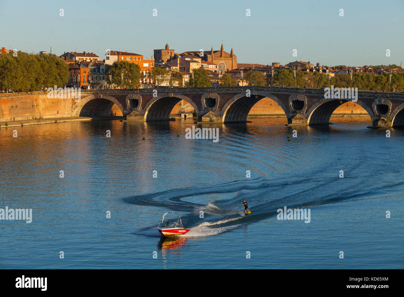 Tolosa (Francia meridionale): sci d'acqua sul fiume Garonna con 'Pont Neuf" bridge e la città sullo sfondo (non disponibile per la postcard p Foto Stock