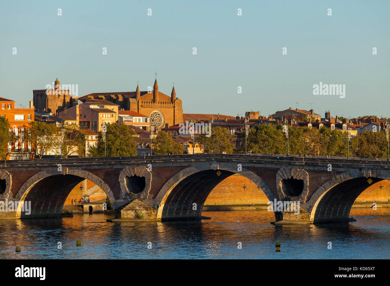 Tolosa (Francia meridionale): 'Pont Neuf " ponte che attraversa il fiume Garonna e la città sullo sfondo (non disponibile per la produzione di cartolina) Foto Stock