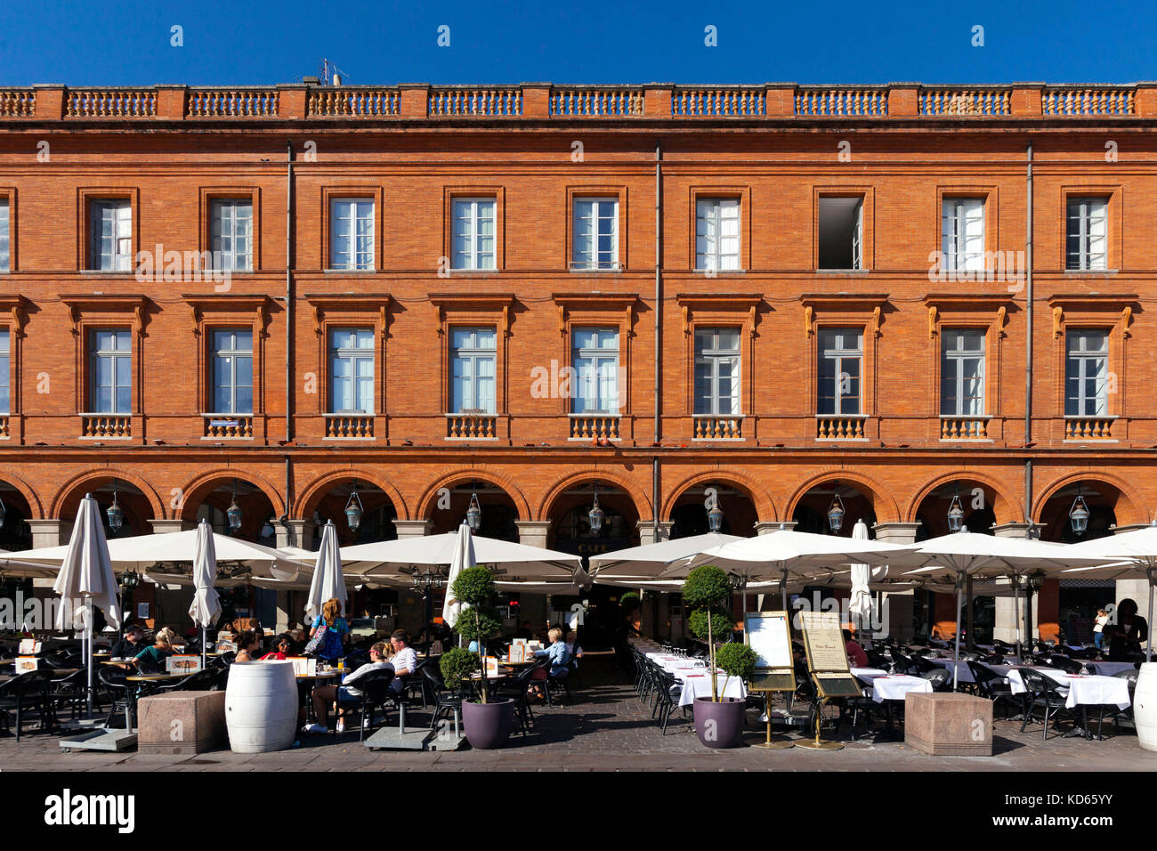 Tolosa (Francia meridionale): cafe terrazze a 'Place du Capitole " piazza nel centro della città (non disponibile per la produzione di cartolina) Foto Stock