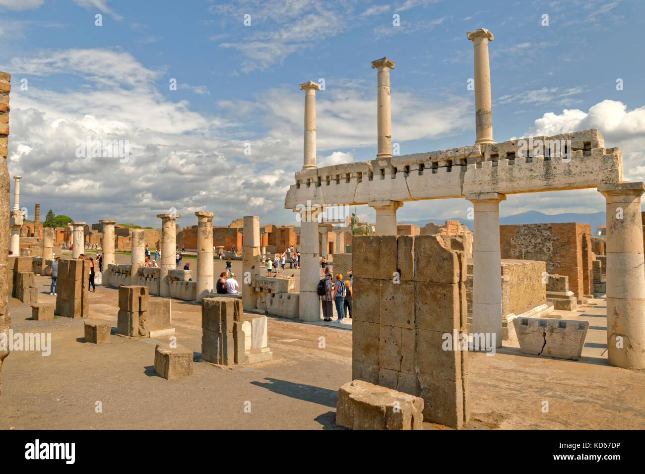 Modo arcadica con colonne doriche al Forum di le rovine di una città romana di Pompei a Pompei Scavi vicino a Napoli, Italia. Foto Stock