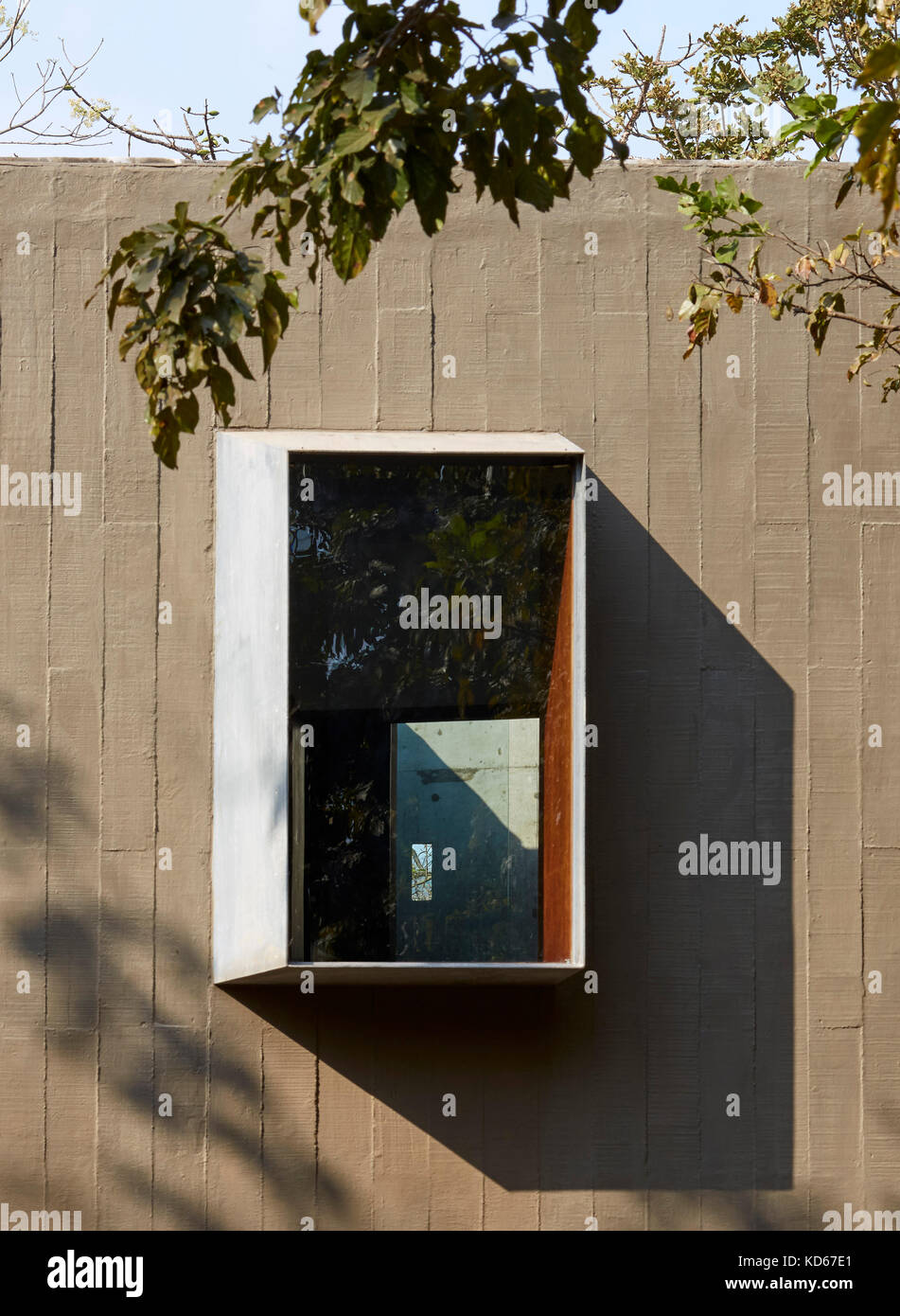 Sporgenti sul telaio di una finestra con forte ombra. Casa su un flusso, Alibaug, India. Architetto: architettura BRIO, 2014. Foto Stock