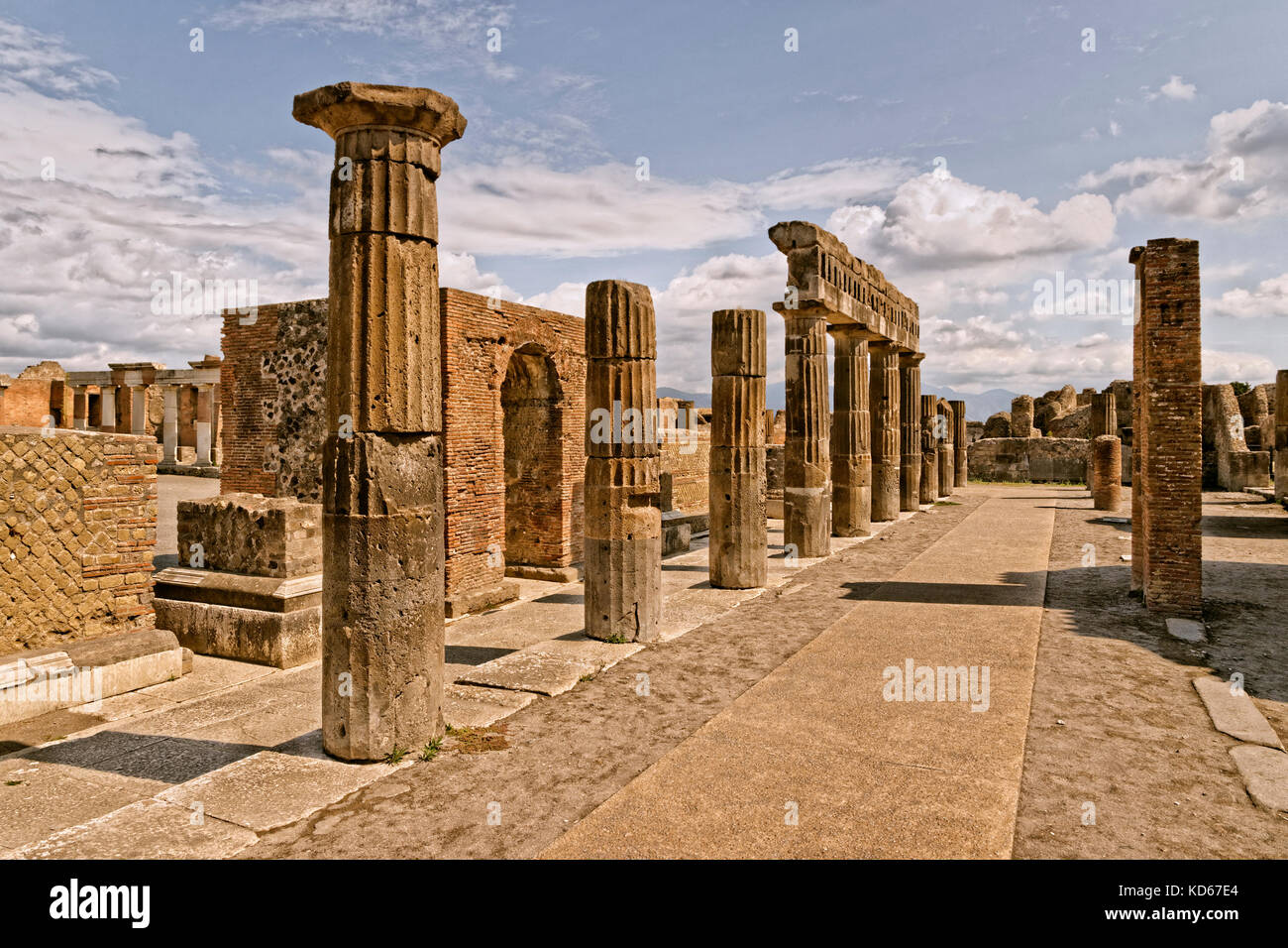 Colonne in zona Forum in le rovine di una città romana di Pompei a Pompei Scavi vicino a Napoli, Italia. Foto Stock