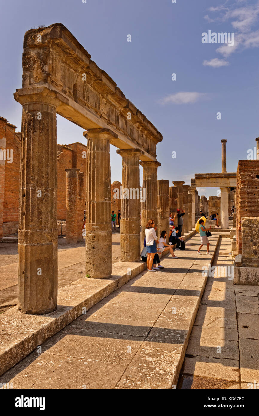 Colonne in zona Forum in le rovine di una città romana di Pompei a Pompei Scavi vicino a Napoli, Italia. Foto Stock