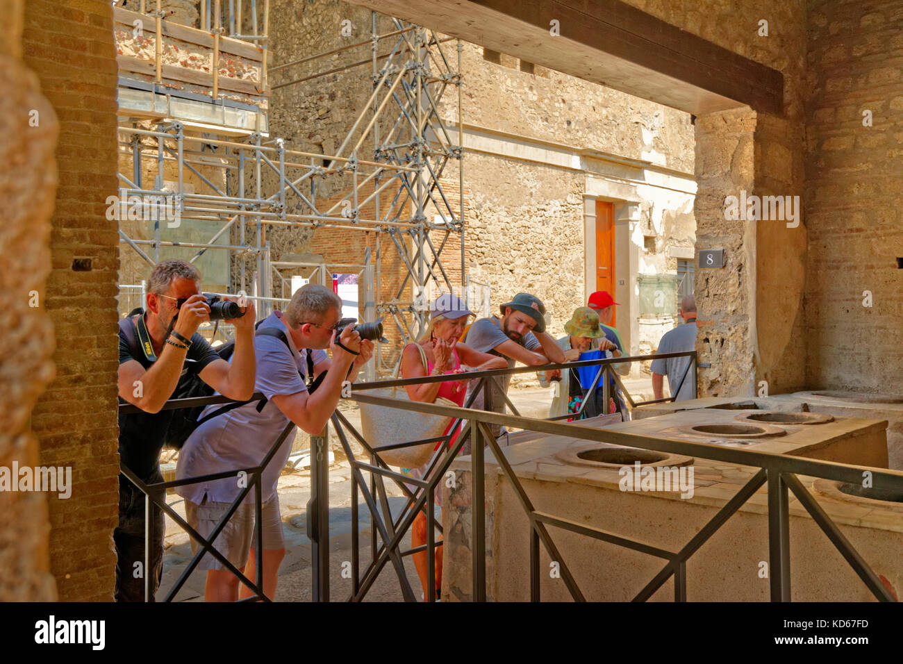 Shop o cafe rimane (thermopolia) presso le rovine di una città romana di Pompei a Pompei Scavi, vicino napoli, Italia meridionale. Foto Stock